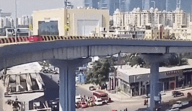 Kecelakaan mobil terjun bebas dari flyover di India. Foto: Youtube/@CP Network 2