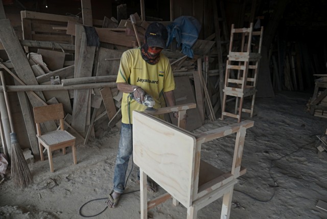 Seorang pekerja sedang mengerjakan pembuatan meja di Industri Mebel Jatinegara Kaum, Jakarta TImur, Rabu (27/11). Foto: Iqbal Firdaus/kumparan