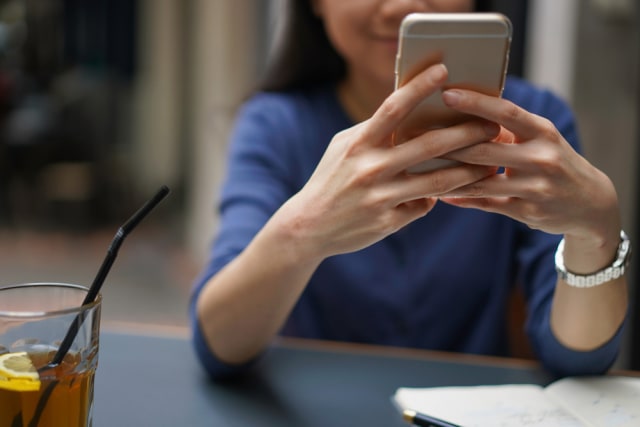 Ilustrasi menggunakan bahasa gaul di media sosia. Foto: shutterstock