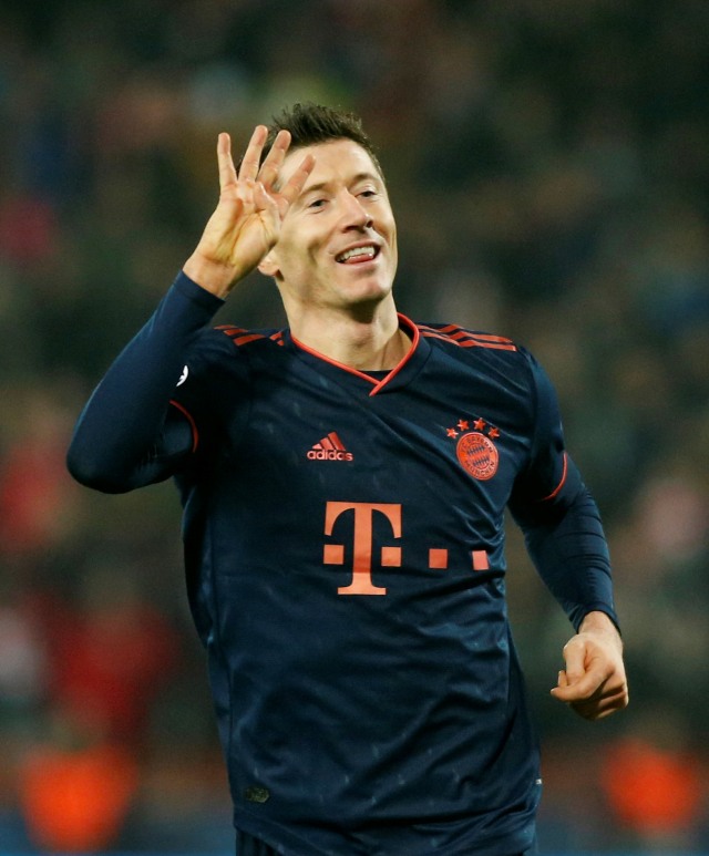 Ekspresi Robert Lewandowski setelah mencetak empat gol ke gawang Crvena Zvezda.  Foto: REUTERS/Novak Djurovic