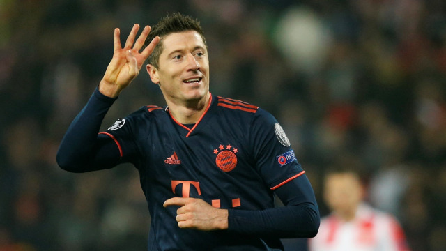 Ekspresi Robert Lewandowski setelah mencetak empat gol ke gawang Crvena Zvezda.  Foto: REUTERS/Novak Djurovic
