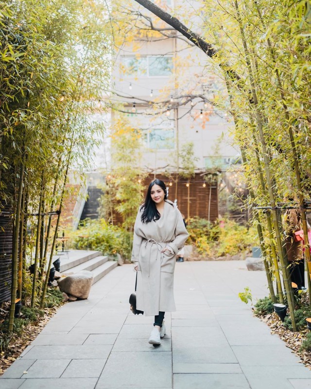 Nagita Slavina berpose dengan lata belakang bambu hijau nan menyegarkan di daerah Yeoksam, Seoul, Korea Selatan. Foto: Instagram @raffinagita1717