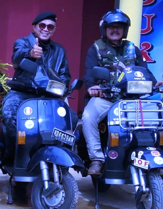 Anes (kanan) bersama anggota Komunitas Vespa Suka-suka. Foto: Dok Herry Sawal