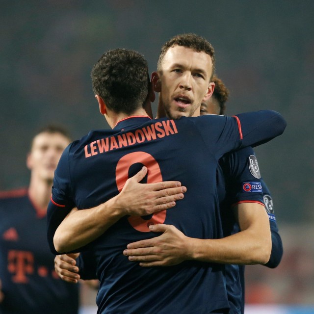 Ivan Perisic dan Robert Lewandowski. Foto: REUTERS/Novak Djurovic