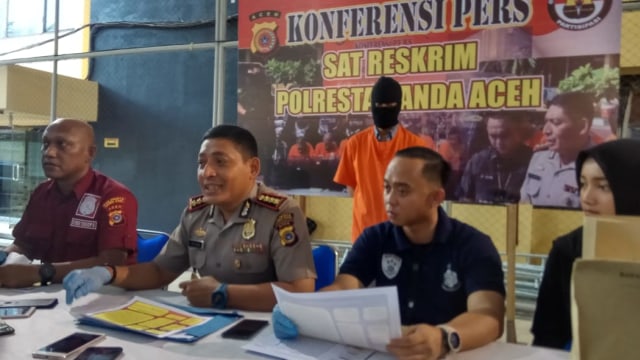 Kapolresta Banda Aceh, Kombes Pol Trisno Riyanto, saat memberikan keterangan pers kepada jurnalis terkait perkara pencabulan terhadap siswa di Mapolresta Banda Aceh, Rabu (27/11). Foto: Habil Razali/acehkini