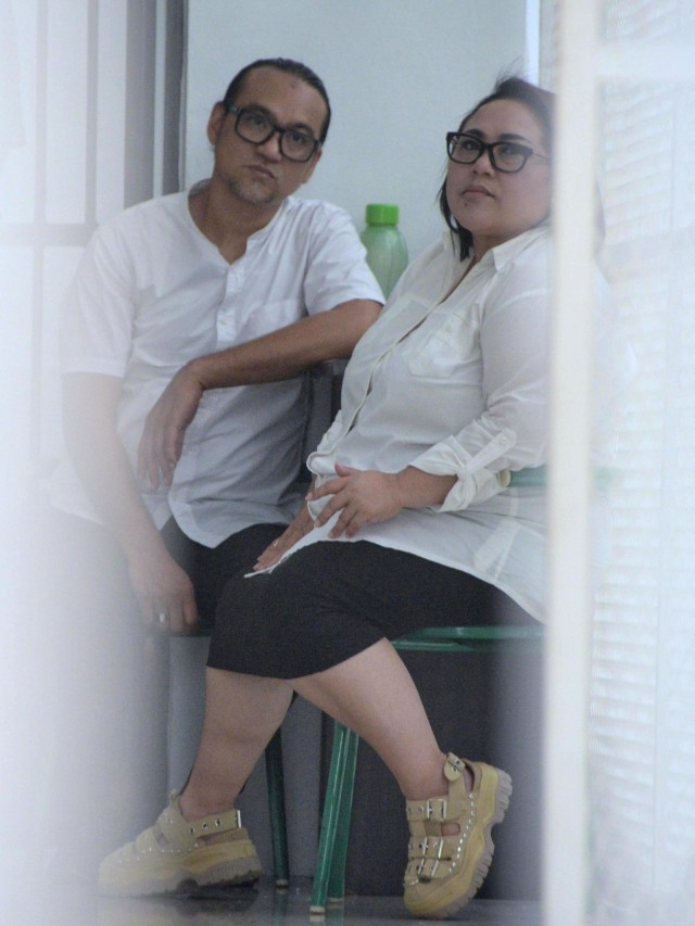 Komedian Tri Retno Prayudati atau Nunung dan suaminya July Jan Sambiran bersiap menjalani sidang putusan di Pengadilan Negeri, Jakarta Selatan, Rabu (27/11). Foto: ANTARA FOTO/Aprillio Akbar