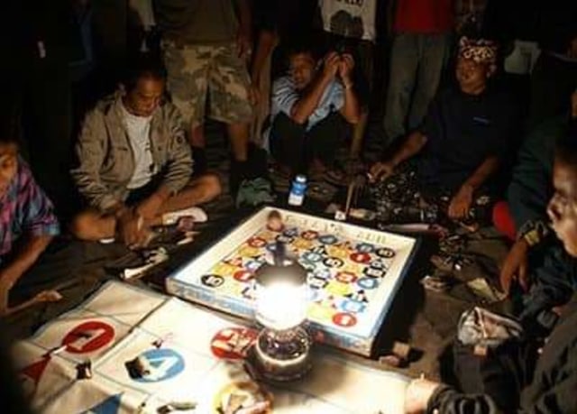 Permainan judi bola guling. Sumber : akun Fb Banggai Post Digital.