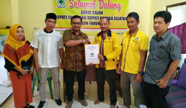 Kandidat bakan calon Bupati Basel dan bakal calon wakil bupati mulai mendaftarkan diri ke Parpol.