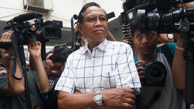 Komedian Toto Muryadi atau Tarzan menjenguk Tri Retno Prayudati atau Nunung di Pengadilan Negeri Jakarta Selatan, Rabu (27/11). Foto: Irfan Adi Saputra/kumparan