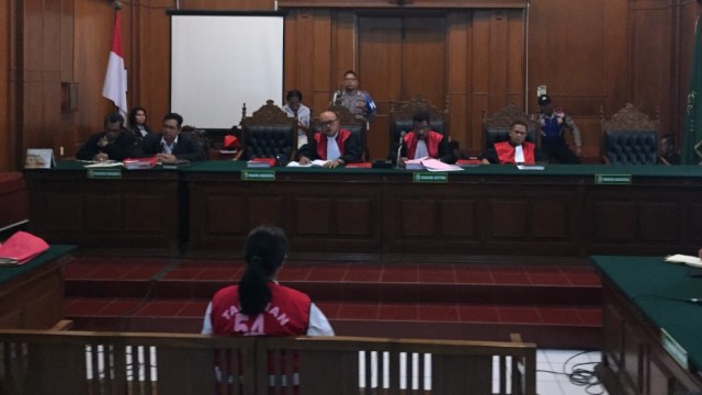 Tri Susanti saat menjalani sidang dakwaan ujaran rasial soal asrama Papua di Pengadilan Negeri Surabaya, Rabu (27/11) Foto: Yuana Fatwalloh/kumparan