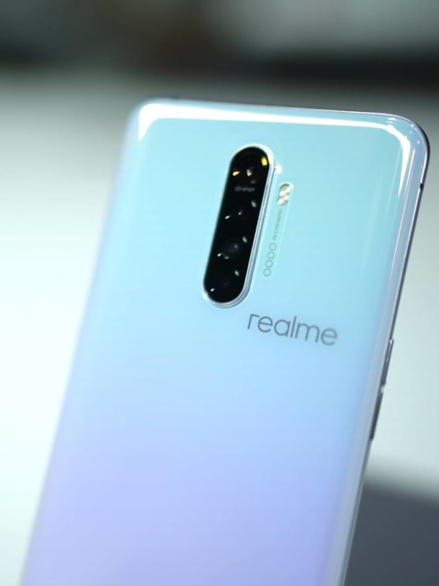 Tampilan belakang dan kamera handphone Realme X2 Pro 2. Foto: Iqbal Firdaus/kumparan