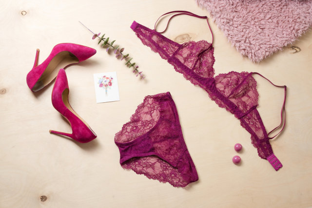 5 Alasan Pakai Lingerie Bisa Tingkatkan Percaya Diri Perempuan. Foto: Shutterstock/IMG Stock Studio