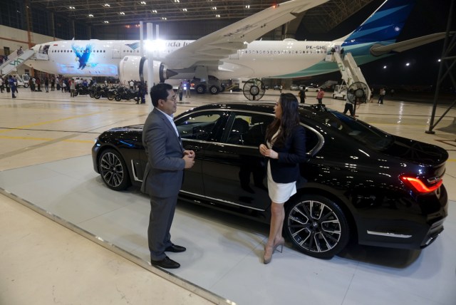 Kehadiran The New 7 BMW pada peluncuran pesawat terbaru Garuda Indonesia Airbus A330-900neo. Foto: Iqbal Firdaus/kumparan
