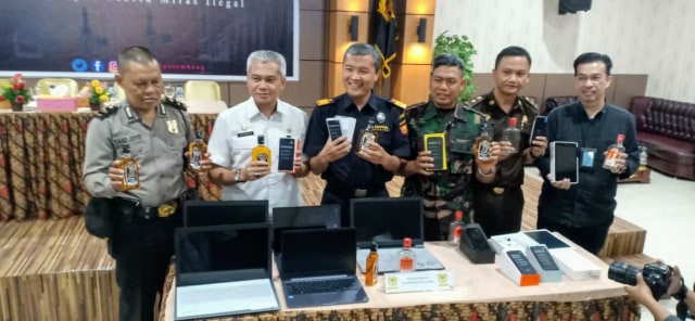 Bea Cukai Palembang menunjukkan sejumlah barang elektronik ilegal yang gagal diselundupkan. (foto: istimewa)