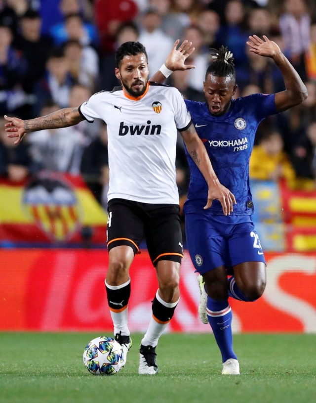 Ezequiel Garay berusaha menghalangi Michy Batshuayi (kanan). Foto: Reuters/Andrew Boyers