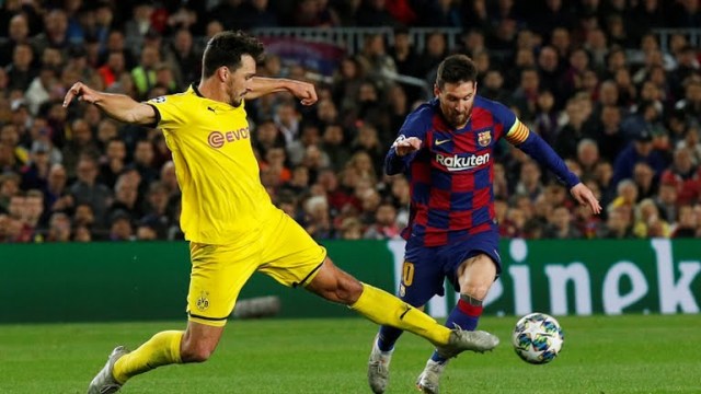 Lionel Messi berusaha lolos dari kawalan Mats Hummels. (Foto: Reuters)