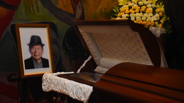 Keluarga dan kerabat berkumpul di dekat peti jenazah almarhum pengusaha Ciputra saat disemayamkan di Gedung Ciputra Artpreneur, Jakarta, Rabu (27/11/2019). Foto: ANTARA FOTO/Indrianto Eko Suwarso