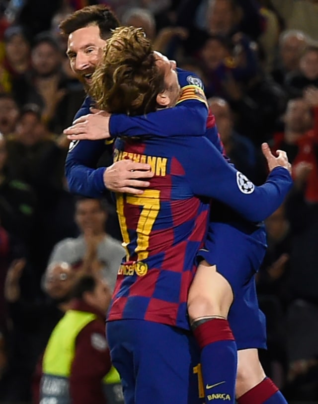 Messi dan Griezmann berpelukan. Foto: AFP/Josep Lago