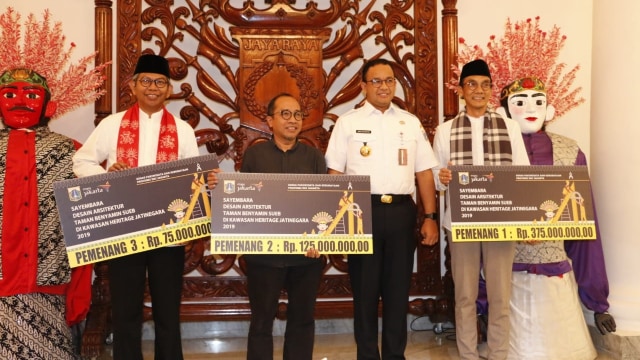 Gubernur DKI Jakarta Anies Baswedan mengumumkan pememang sayembara desain arsitektur Kompleks Taman Benyamin Sueb, Rabu (27/11) Foto: Dok. Pemprov DKI Jakarta