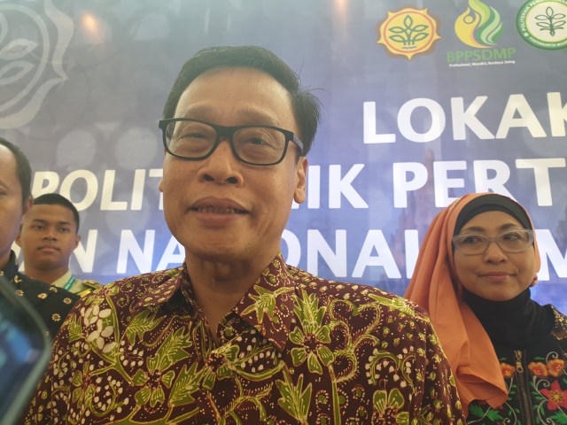 Kepala Badan Penyuluhan dan Pengembangan SDM Pertanian (BPPSDMP) Kementerian Pertanian, Dedi Nursyamsi, usai membuka forum Symposia Nasional Pendidikan Vokasi 4.0 dan Lokakarya Politeknik Pertanian di  Yogyakarta Rabu (27/11) sore. Foto: atx.