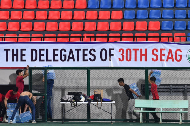 Sejumlah pekerja membawa air mineral di venue tenis lapangan SEA Games 2019, kompleks Olahraga Rizal Memorial, Manila, Filipina, Rabu (27/11). Foto: ANTARA FOTO/Sigid Kurniawan