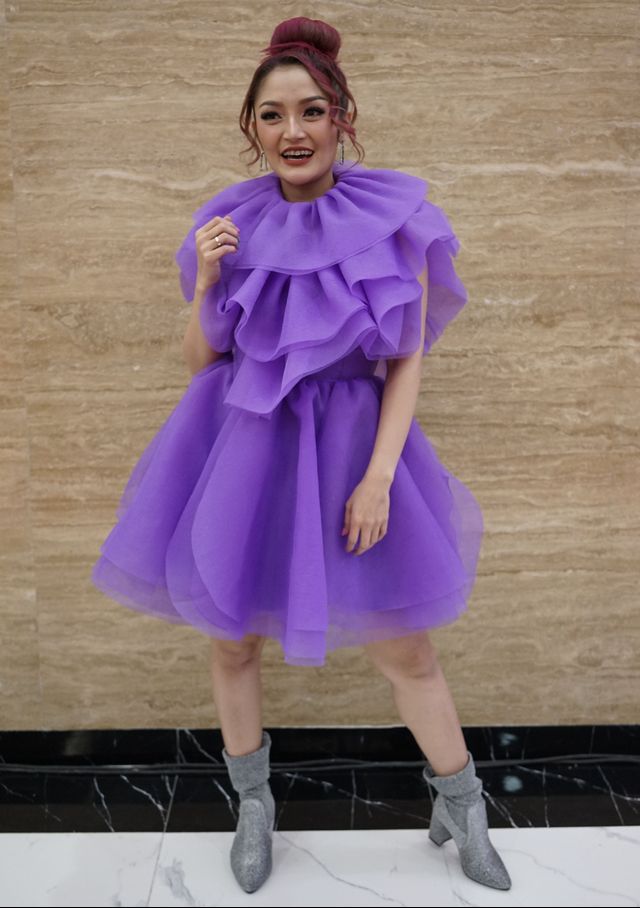 Penyanyi Siti Badriah saat mendaoatkan penghargaan AMI Award 2019 di kawasan Kebon Jeruk, Jakarta, Rabu, (27/11/2019). 
 Foto: Ronny