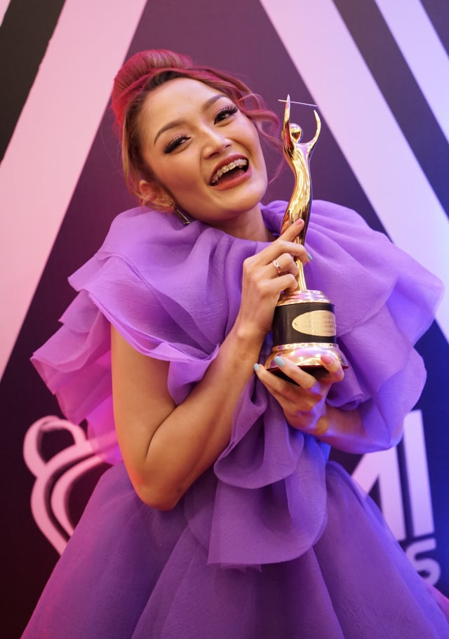 Penyanyi Siti Badriah saat mendaoatkan penghargaan AMI Award 2019 di kawasan Kebon Jeruk, Jakarta, Rabu, (27/11/2019).
Foto: Ronny