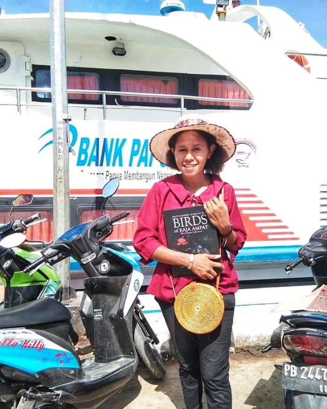 Hana Franis Kareth (22 tahun) saat berjualan buku di Pelabuhan Rkayat Kota Sorong. Foto: Istimewa