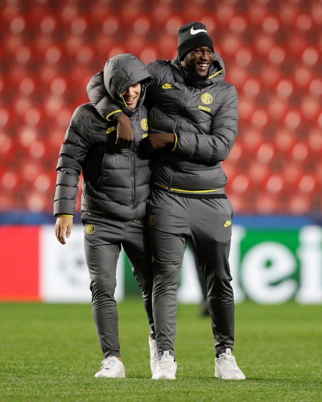 Lautaro Martinez dan Romelu Lukaku (kanan) di sesi latihan. Foto: REUTERS/David W Cerny