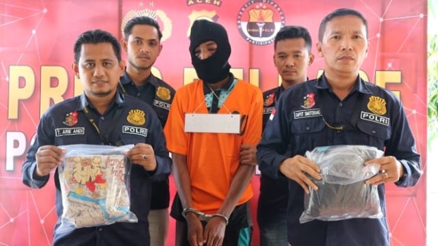 HU, pelaku percobaan pemerkosaan terhadap istri anggota TNI di Aceh Utara dihadirkan saat konferensi pers. Foto: Dok. Istimewa