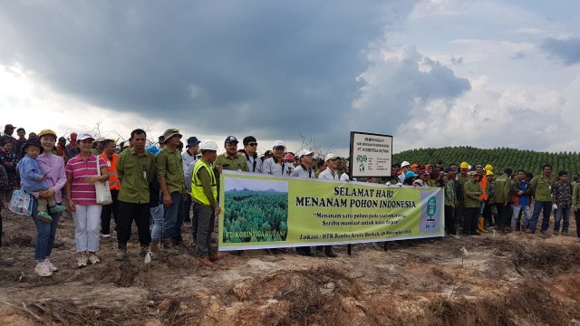 Managemen adn Karyawan PT Korintiga Hutani bersama masyarakat melakukan penanaman pohon di kawasan HTR Kelurahan Pangkut. (Foto: PT Korintiga Hutani)