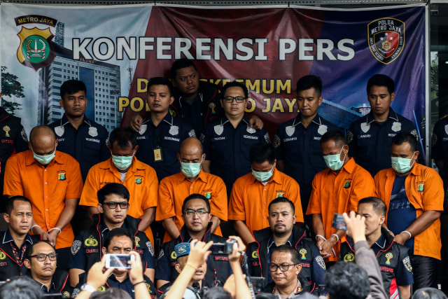 Sejumlah tersangka dihadirkan saat rilis kasus "match fixing" di Polda Metro Jaya, Jakarta, Kamis (28/11). Foto: ANTARA FOTO/Rivan Awal Lingga
