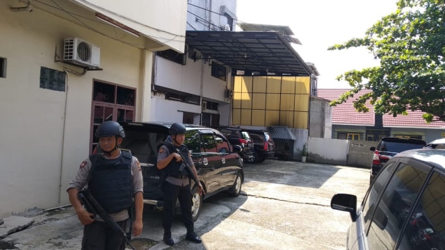 PROSES penggeledahan dilakukan penyidik KPK dikawal oleh polisi bersenjata larasa panjang, Kamis, 28 November 2019. 