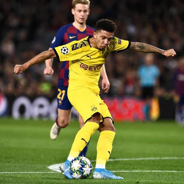 Jadon Sancho dalam pertandingan melawan Barcelona. Foto: Josep LAGO / AFP