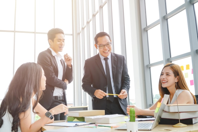 Ilustrasi menjalani hari menyenangkana di kantor. Foto: Shutter Stock