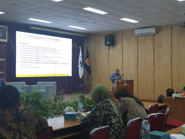 Pendiri Purnomo Yusgiantoro Center, Purnomo Yusgiantoro, saat memberikan penjelasan di UPNVY, Kamis (28/11/2019). Foto: atx.