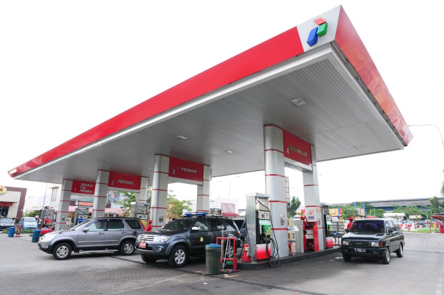 Sejumlah kendaraan bermotor mengisi bahan bakar di SPBU Pertamina. Foto: dok. pertamina