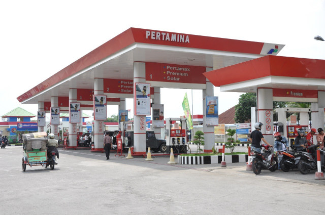Sejumlah kendaraan bermotor mengisi bahan bakar di SPBU Pertamina. Foto: dok. pertamina
