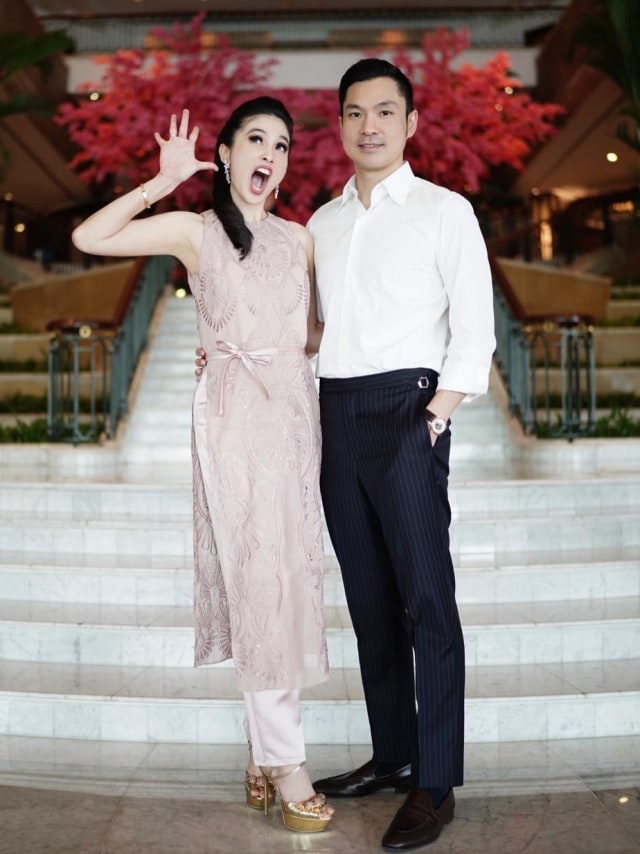 Sandra Dewi dan suami. Foto: Instagram/@sandradewi88
