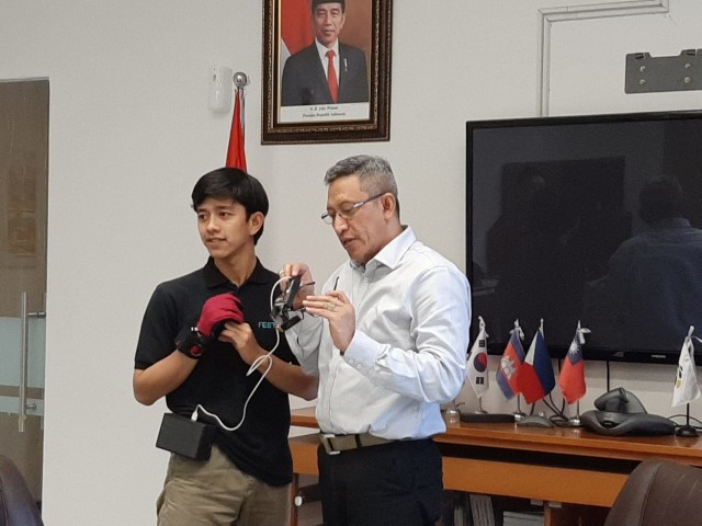 Tulibot merupakan kombinasi antara aplikasi, smart glasses, dan smart glove. Dok. Pribadi