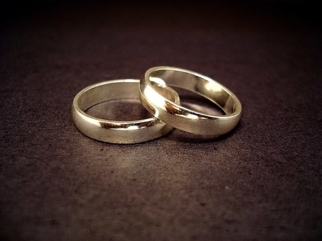Cincin pernikahan. Sumber gambar: Wikimedia Commons.