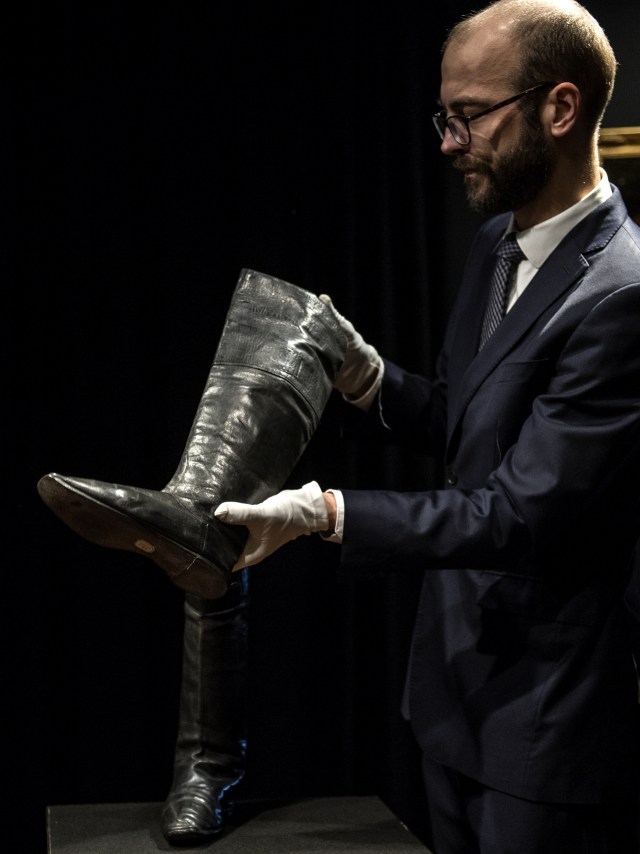 Sepasang sepatu bot Napoleon ditampilkan di rumah lelang Drouot, Paris. Foto: AFP/Christophe ARCHAMBAULT