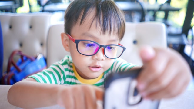 Ilustrasi anak pakai kacamata. Foto: Shutter Stock