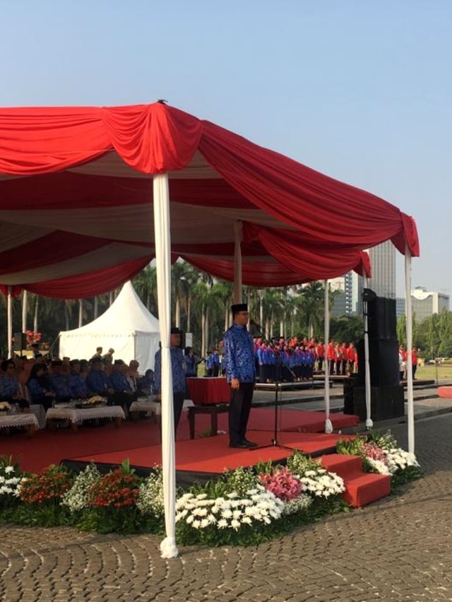 Gubernur DKI Jakarta Anies Baswedan menjadi pembina upacara HUT ke-48 Korps Pegawai Republik Indonesia (Korpri), Jumat (29/11). Foto: Paulina Herasmaranindar/kumparan