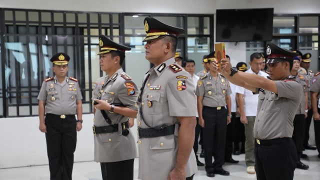 Serah terima jabatan Kapolresta Mamuju dan Kabid Propam Polda Sulbar. Foto: Dok. Humas Polda Sulbar