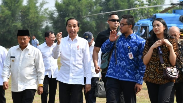 Presiden Joko Widodo ajak dua staf millenialnya, Putri Tanjung dan Andi Taufan Garuda Putra, saat kunjungan kerja ke Subang, Jawa Barat. Foto: Biro Pers Sekretariat Presiden/Laily Rachev