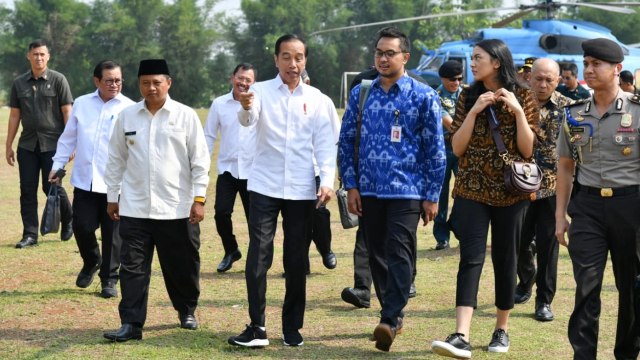 Presiden Joko Widodo ajak dua staf millenialnya, Putri Tanjung dan Andi Taufan Garuda Putra, saat kunjungan kerja ke Subang, Jawa Barat. Foto: Biro Pers Sekretariat Presiden/Laily Rachev