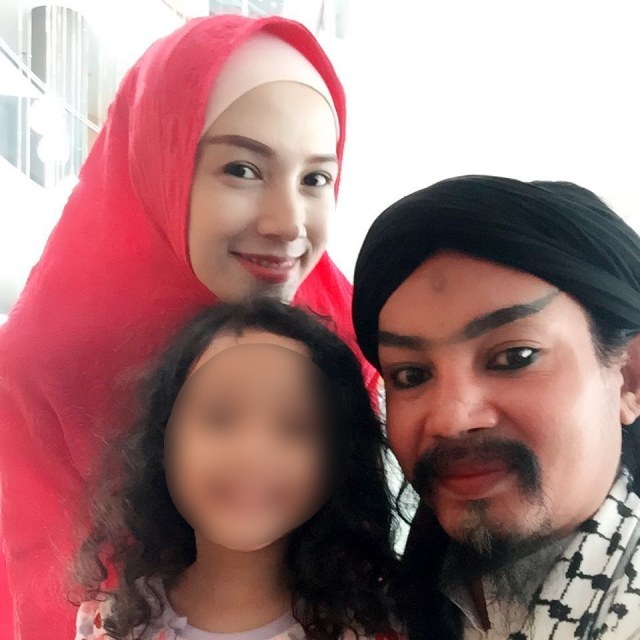 Benazir Endang bersama Limbad dan putrinya. Foto: Instagram/@benazir120912