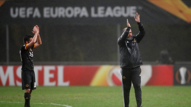 Joao Moutinho (kiri) dan Nuno Espirito Santo. Foto: Action Images via Reuters/Peter Cziborra