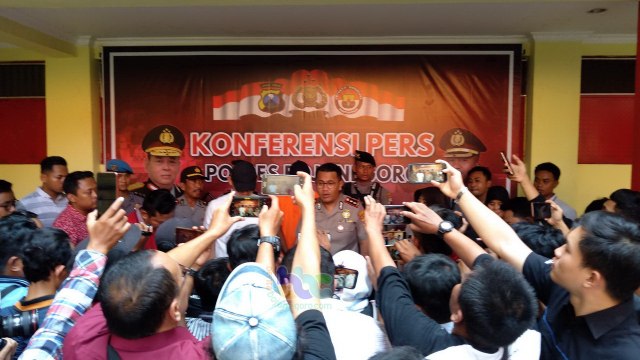 Kapolres Bojonegoro AKBP M Budi Hendrawan SIK MH, saat menggelar konferensi pers di Mapolres Bojonegoro, Jumat (29/11/2019) pagi.
